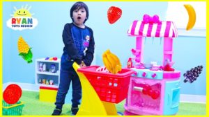 Ryan Pretend Play Cooking and Grocery Shopping with Hello Kitty Kitchen Playset!