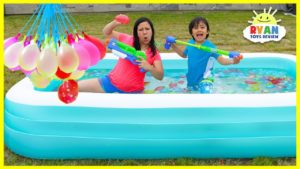 Bunch O Balloons Water Fight Ryan vs Mommy in Kiddie Pool!